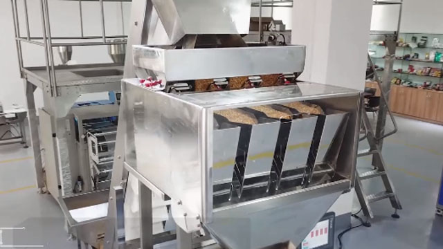 آلات تعبئة وتغليف مع ميزان خطي ذو أربع رؤوس 